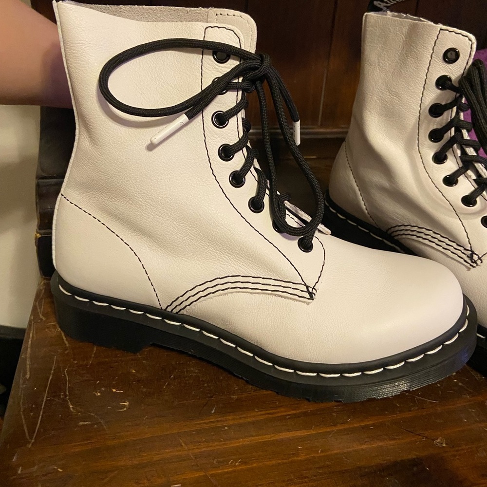 New Dr. Martens 1460 Pascal Virginia Boots Size 7 - Picture 2 of 5